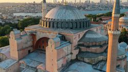 Ayasofya'ya 3 imam 5 müezzin atandı
