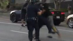 ABD’de protestocu, polisi yere yıkınca ortalık karıştı