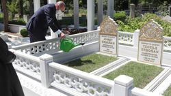 Erdoğan, anne ve babasının kabrini ziyaret etti