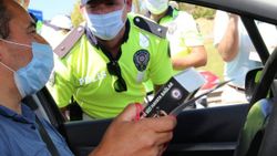Kocaeli'den geçen sürücülere pişmaniye ikram edildi