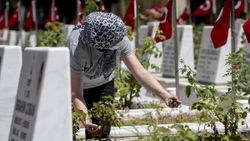 Ankara'da şehitliklere bayram ziyareti