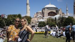 Ayasofya'da turistler ve ibadet edenler aynı karede