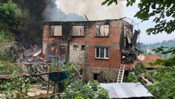 Rize'de 2 katlı ev yandı