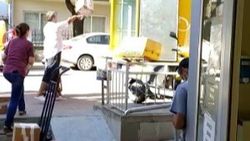 Bursa'da kargoları fırlatan görevli kovuldu