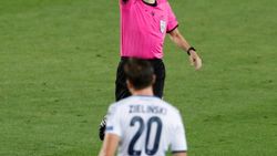 Cüneyt Çakır, Barcelona-Napoli maçında 2 penaltı verdi