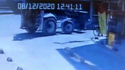 Şişli'de kepçe operatörü kadına çarptı
