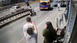 Taksim’de kulağındaki telefonu kaptırdı