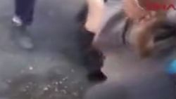 Endonezya'da biletsiz yolcu yaka paça uçaktan atıldı