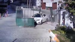 Esenyurt'ta site yönetimine sinirlendi, kapıyı söktü