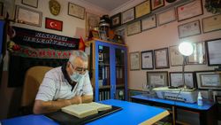 İzmir'de, 80 yaşındaki 'Süper Dede' beşinci üniversitesini bitirdi