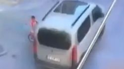 İzmir'de bisikletli çocuk ezilmekten kıl payı kurtuldu