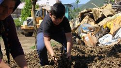 Giresun'da üreticiler, fındıklarını çamurun içerisinden kurtarmaya çalışıyor