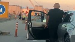 Balıkesir'de birbirlerine yol vermeyen sürücüler kavgaya tutuştu