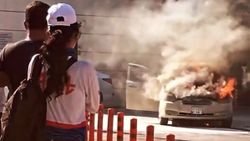 Antalya'da kredi borcunu bitirmediği otomobili yanan genç, büyük üzüntü yaşadı