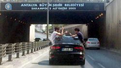 Antalya'da pes dedirten trafik magandaları kamerada