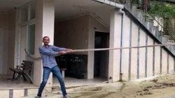 Rize craftsmen tied their tent to the mosque column with rope 