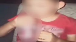 Küçük yaşta çocuğa alkol içirip, kahkaha attı