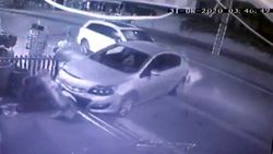 Antalya'da, Ukraynalı kadının motosikletten savrulduğu kaza