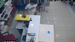 Esenler'de mağazaya giren hırsızlar telefon çaldı