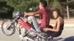 Antalya'da motosikletli iki gencin tehlikeli yolculuğu