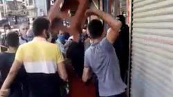 Esenyurt’ta işportacıyı korumak için zabıtaya sandalye ile saldırı