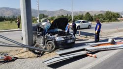Afyonkarahisar'da otomobil yön levhası direğine çarptı: 1 ölü