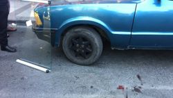 Şişli'de yoldan geçen gencin kafasına cam düştü