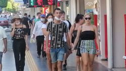 Antalya'da turistler de korona kurallarına uymuyor