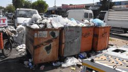 Çöplerin toplanmadığı Çiğli’de esnaf fare kovaladı