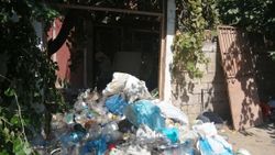 Manisa'da yaşlı adamın evinden 10 kamyon çöp çıktı