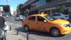Taksim’de yaralı kadını aracına almayan taksici