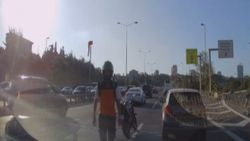 İstanbul'da motosikletli, otomobildeki aileye saldırdı