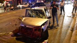 İzmir'de kaza: Hurdaya dönen araçtan sağ salim çıktı