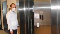 Kocaeli'de koronavirüse karşı ses komutuyla çalışan asansör sistemi yapıldı