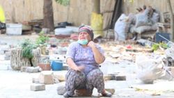 İzmir'de kadınlar ekmek teknelerinin kaldırılışını gözyaşlarıyla izledi