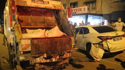 Hatay'da freni patlayan çöp kamyonu park halindeki araçlara çarparak durdu