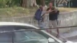 Turist kadın, erkek arkadaşına şiddet uyguladı