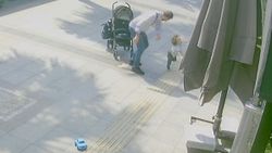 Kocaeli'de bebek arabasından düşen çocuğunu dövdü