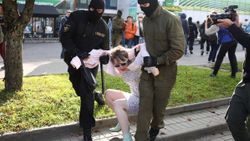 Belarus’ta kadınlar Devlet Başkanı Alexander Lukaşenko’yu protesto etti