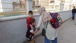Çanakkale'de derse girmek istemeyen Emir'in zor anları