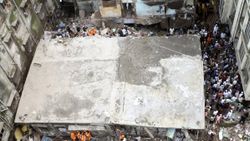 Hindistan'da 4 katlı bina çöktü