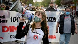 Madrid’de 850 bin kişinin etkileneceği bölgesel karantinaya tepki