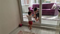 Ordu’da koronavirüslü baba, kızını camın arkasından seviyor