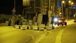 Mersin´de kovanlar ve kızgın arılar yolu trafiğe kapadı