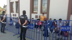 Fethiye’de 21 kaçak göçmen saklandıkları apartman dairesinde yakalandı