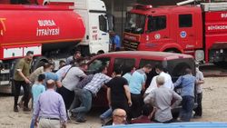 Bursa’da İtfaiye aracının geçişini engelleyen araçları, vatandaşlar çekti