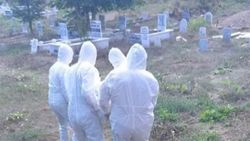 Kütahya’da koronavirüsten ölen adamın tabutu yakıldı