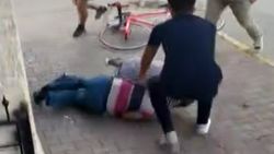 Mersin'de otomobiline çarpan bisikletli gençlerle kavga etti