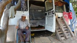 Aydın'da yaşlı adam sıkılıp minibüste yaşamaya başladı