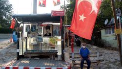 Bolu'da otobüs durağını evi gibi süsledi
